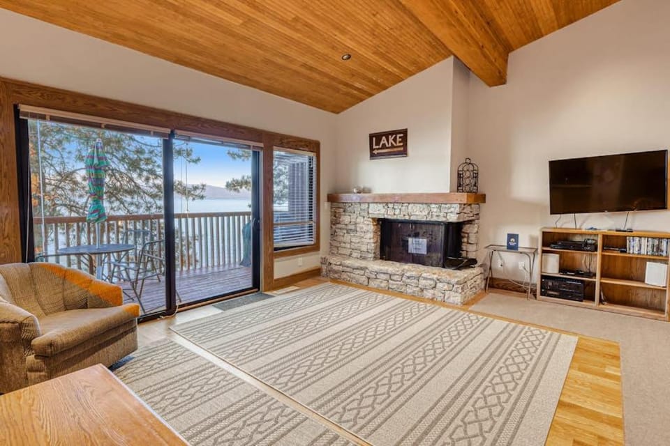 Lakefront getaway with Private beach access & balcony sleeps 6 House in Marla Bay
