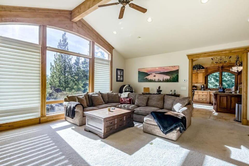 Luxury home with fireplaces AC home office & 2-car garage sleeps 10 House in Round Hill Village