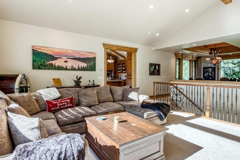 Luxury home with fireplaces AC home office & 2-car garage sleeps 10 House in Round Hill Village