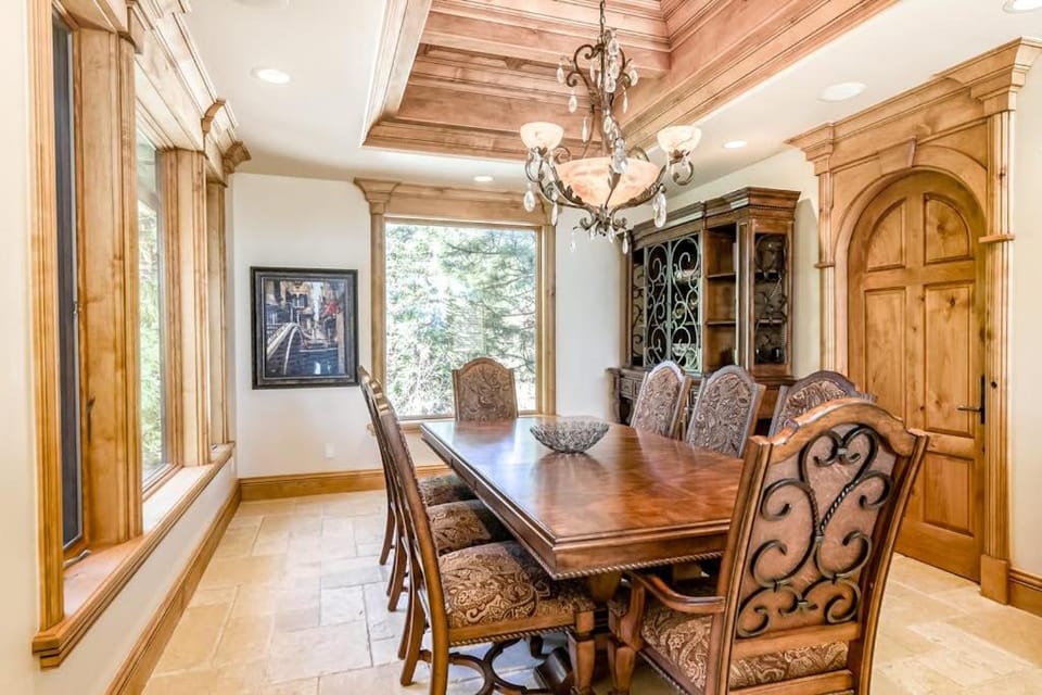 Luxury home with fireplaces AC home office & 2-car garage sleeps 10 House in Round Hill Village