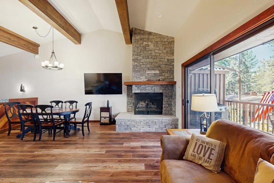 Inviting condo with gas fireplace & grill sleeps 8 House in Marla Bay
