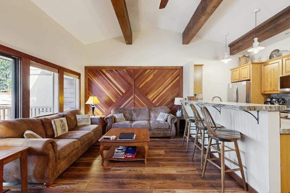 Inviting condo with gas fireplace & grill sleeps 8 House in Marla Bay