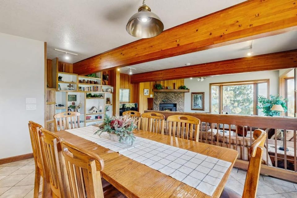 Lake- & mountain-view lodge with hot tub rooftop deck & pool table sleeps 10 House in Zephyr Cove