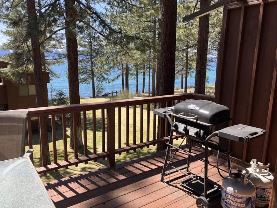 Fantastic lakefront condo with tennis skiing fireplace & W&D sleeps 6 House in Marla Bay