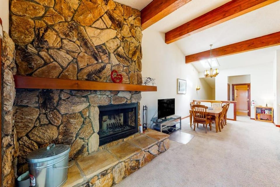Fantastic lakefront condo with tennis skiing fireplace & W&D sleeps 6 House in Marla Bay