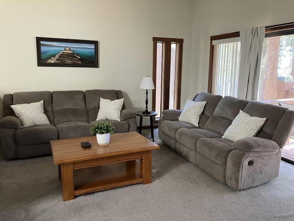 Fantastic lakefront condo with tennis skiing fireplace & W&D sleeps 6 House in Marla Bay
