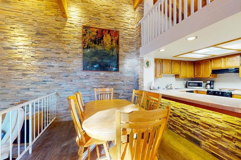 Townhome with pool sauna tennis private hot tub & foosball sleeps 8 House in Round Hill Village