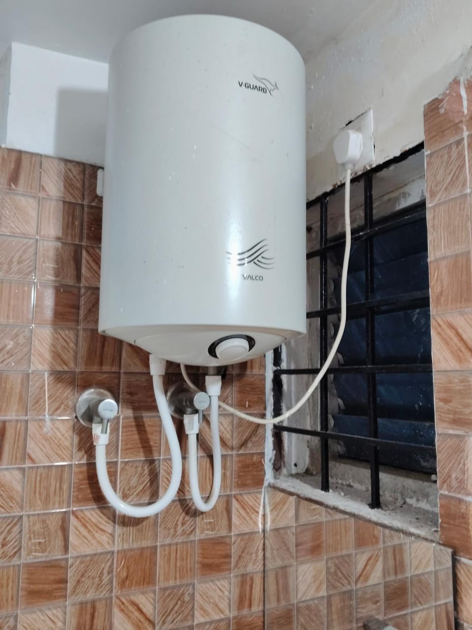 1 AC Room in 2 BHK flat Apartment in India