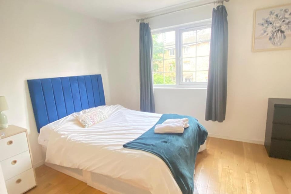Bed, View (from property/room), Photo of the whole room, Decorative detail, Bedroom, furniture, towels