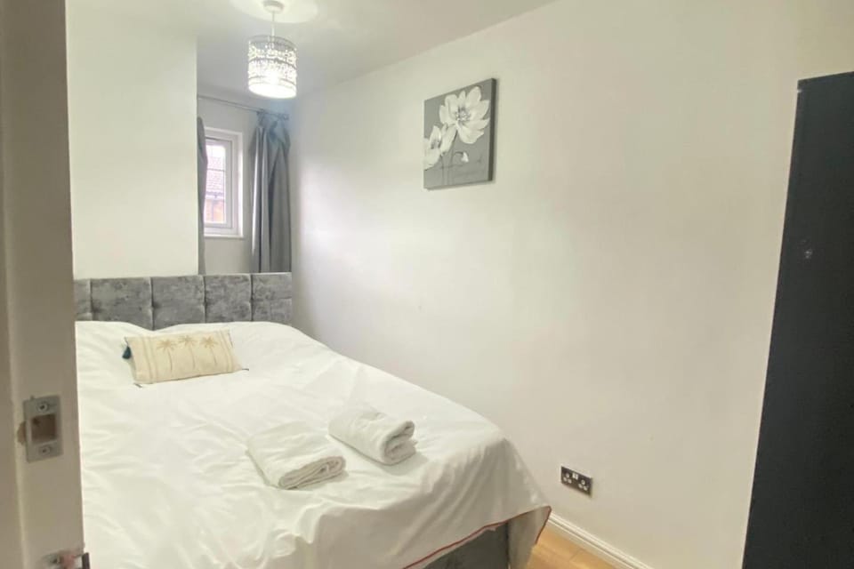 Bed, Photo of the whole room, Decorative detail, Bedroom, towels, acessibility