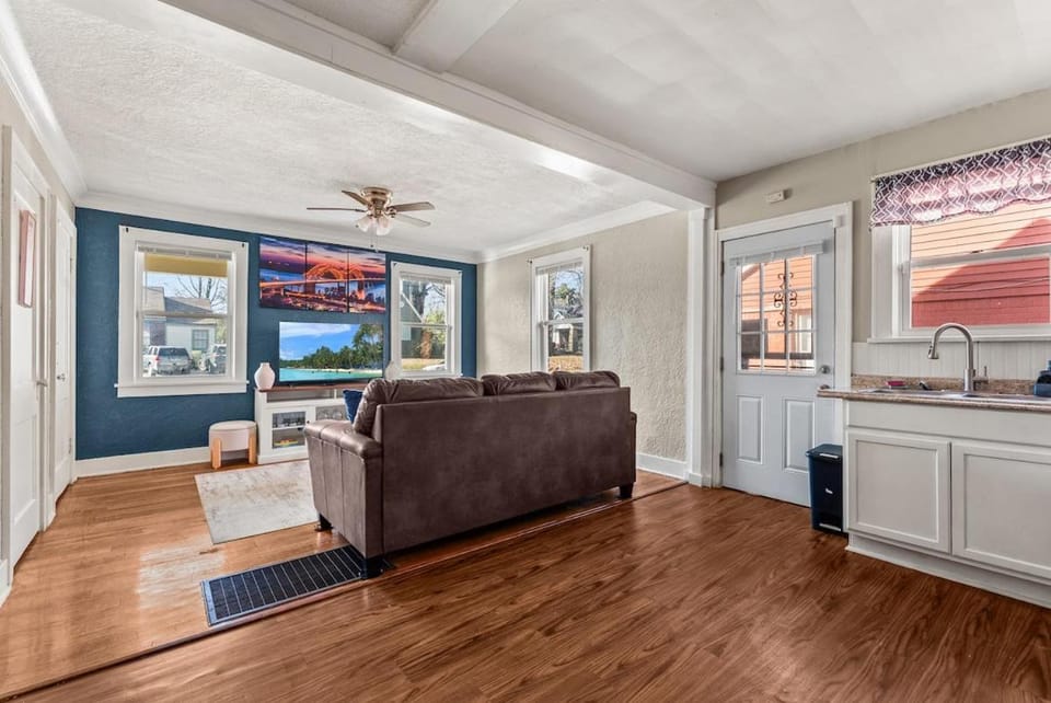 Stylish 1BR Duplex Near Midtown & Crosstown Pets OK Free WiFi House in Memphis