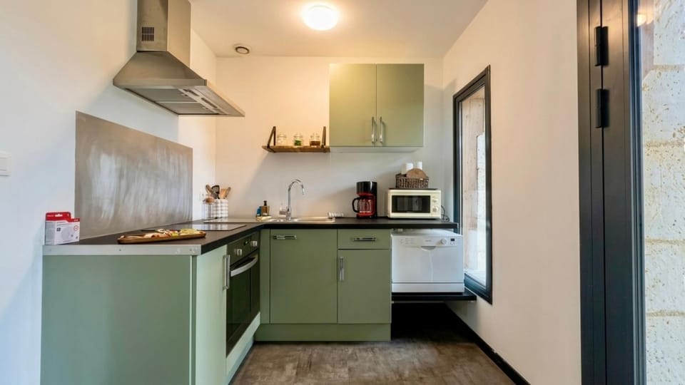 Coffee/tea facilities, oven, stove, kitchen