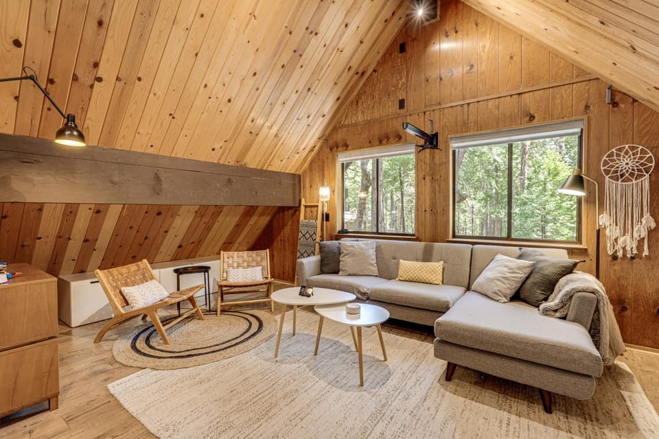 Modern Big Trees Family Cabin w/ Full Amenities Cabin in Dorrington