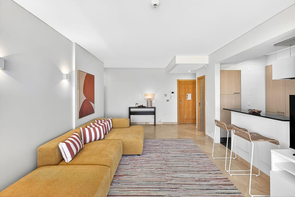 Communal lounge/ TV room, TV and multimedia, View (from property/room), Balcony/Terrace, Living room, Street view, Quiet street view, internet, air conditioner