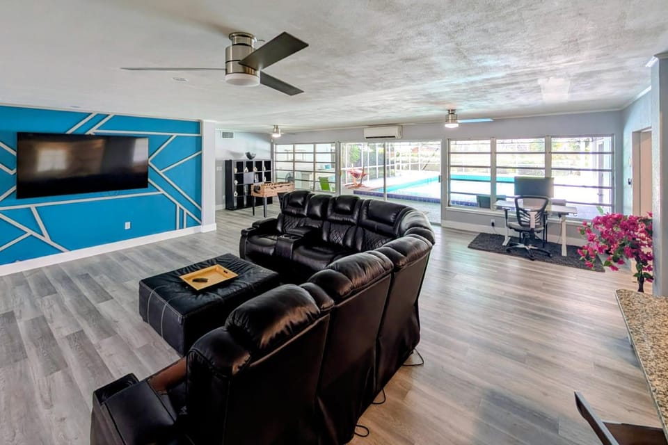 Legoland & Lakes Pool Home w/ Private Suite House in Winter Haven