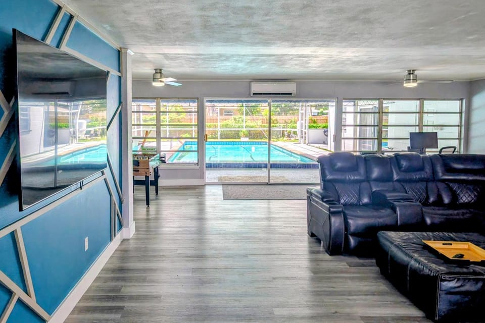 Legoland & Lakes Pool Home w/ Private Suite House in Winter Haven