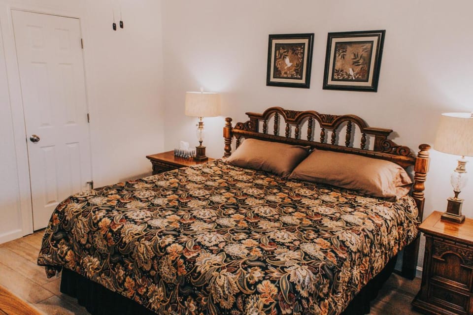 Serene Haven 3BR 2BA With 5 Beds in the Heart of Nederland House in Port Arthur