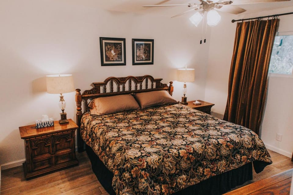 Serene Haven 3BR 2BA With 5 Beds in the Heart of Nederland House in Port Arthur