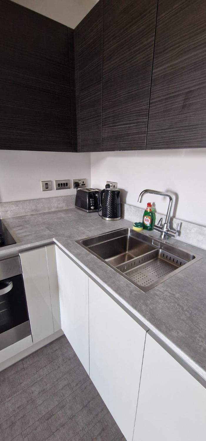 Modern 2 Bedroom - Mackenzie Apartment in Southall