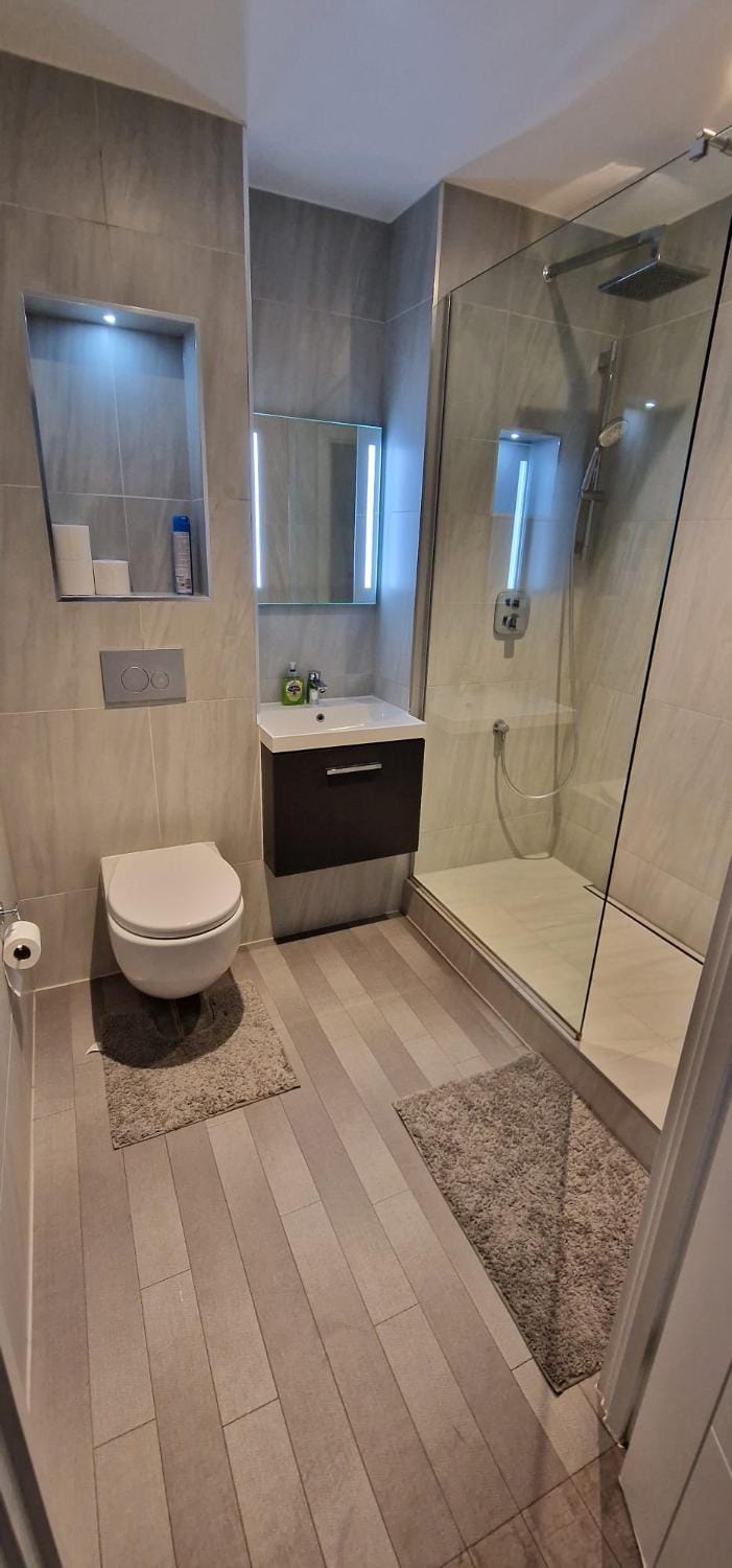 Modern 2 Bedroom - Mackenzie Apartment in Southall