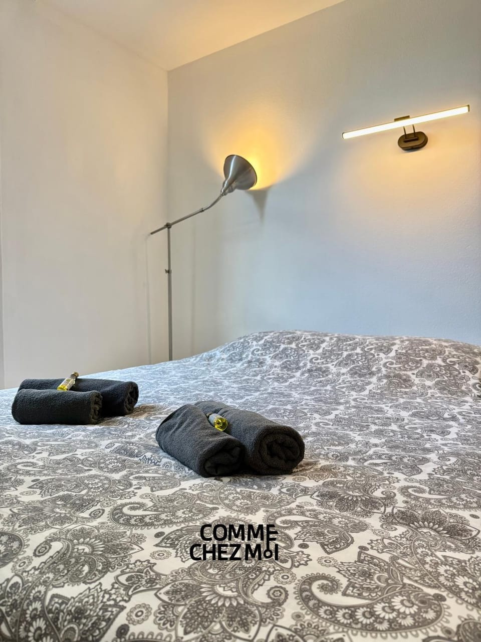 Bed, towels