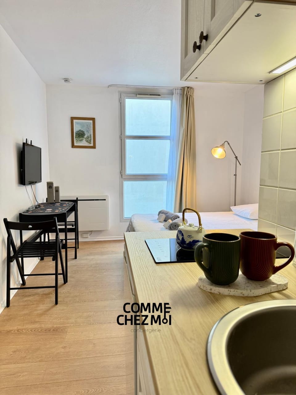 Photo of the whole room, kitchen