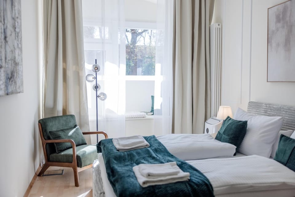 Bed, Photo of the whole room, Seating area, Bedroom, towels