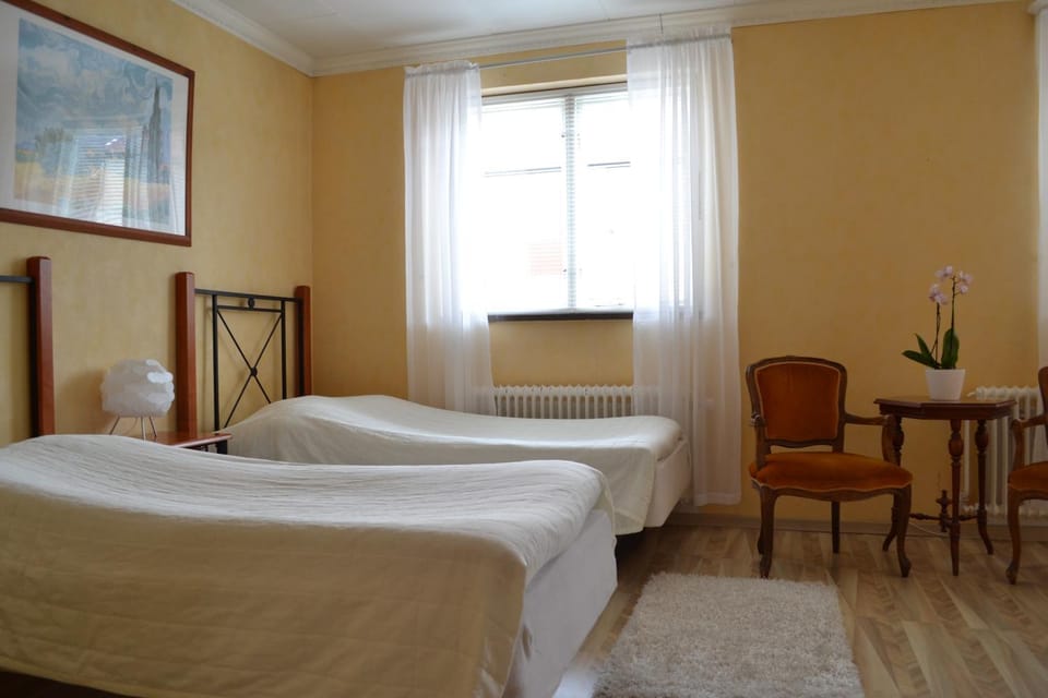 Day, Photo of the whole room