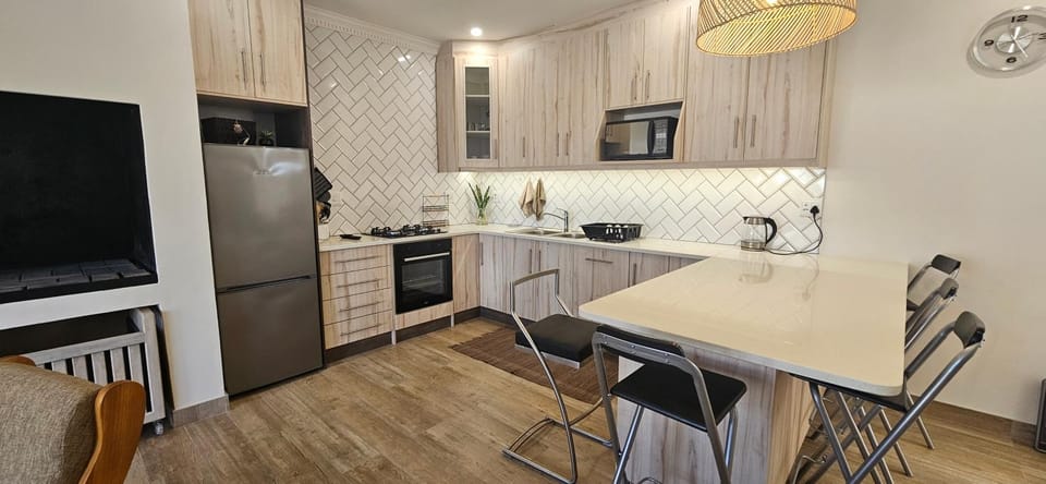TV and multimedia, Dining area, oven, stove, toaster, kitchen
