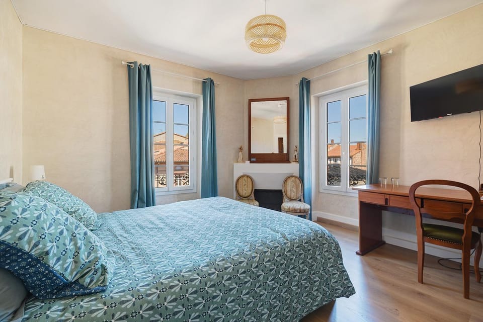 Property building, Living room, Bedroom
