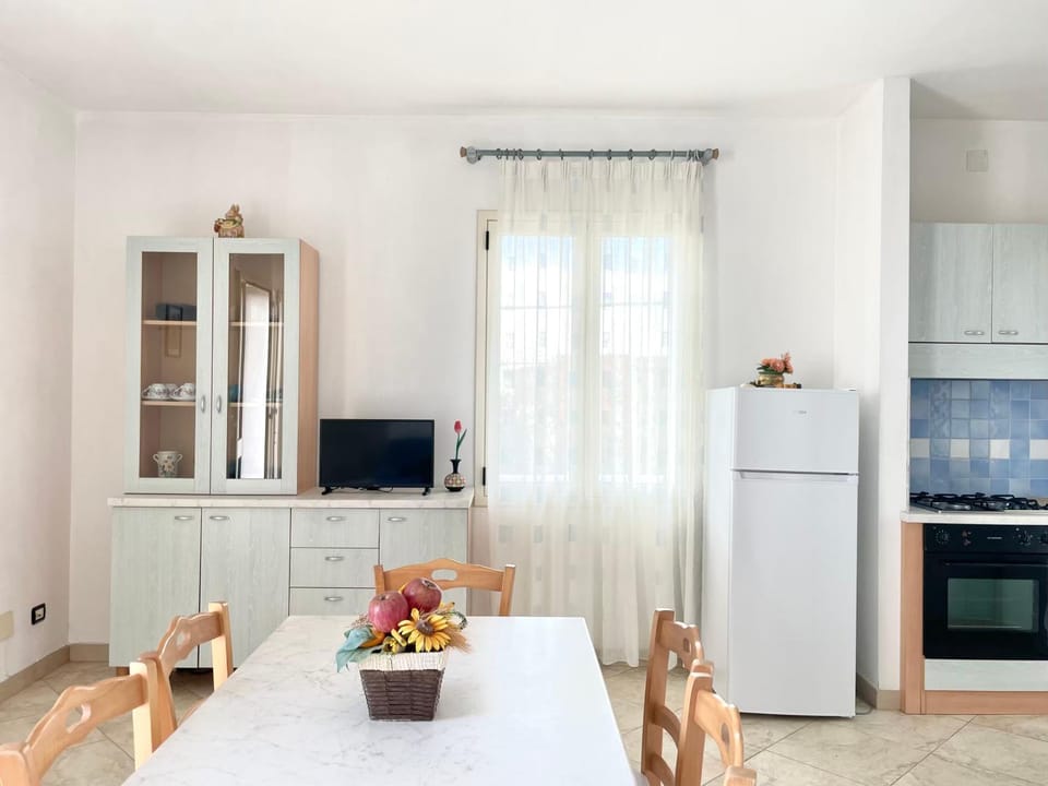 TV and multimedia, Kitchen or kitchenette, Living room, Seating area, Dining area, oven, stove