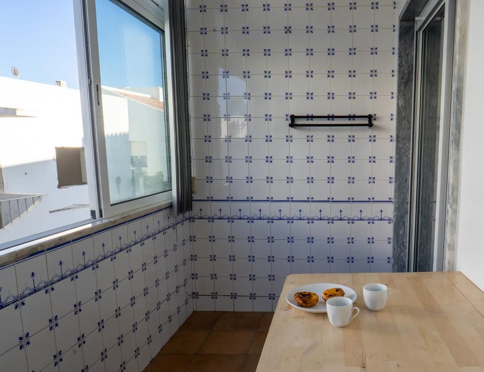 Large room with private lounge area, work space and balcony Vacation rental in Lagos