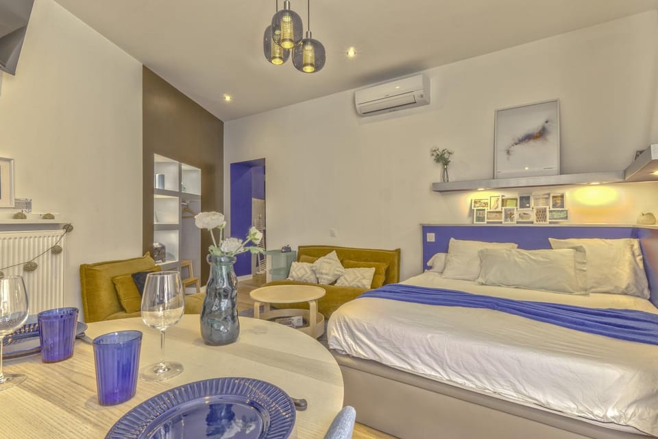 Bed, Living room, Dining area