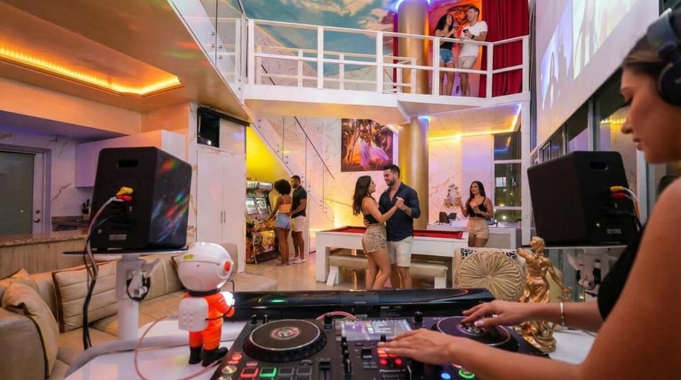 Nightclub / DJ