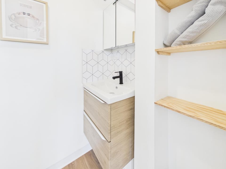 Bathroom, towels