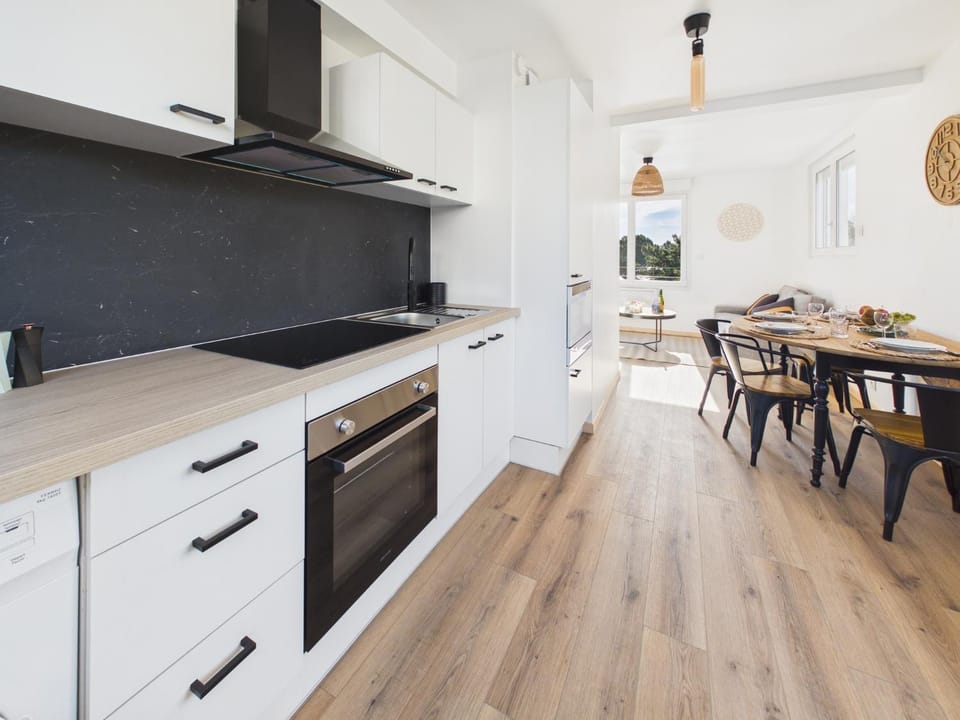 Dining area, dishwasher, oven, pet friendly, stove