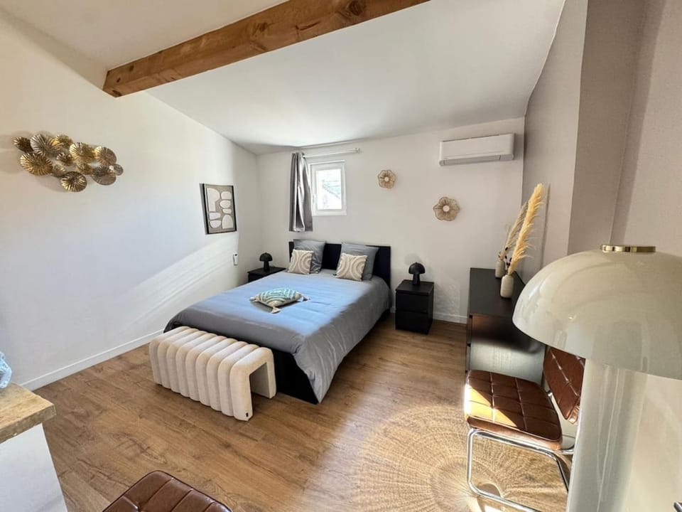 Bed, Photo of the whole room, Bedroom, air conditioner