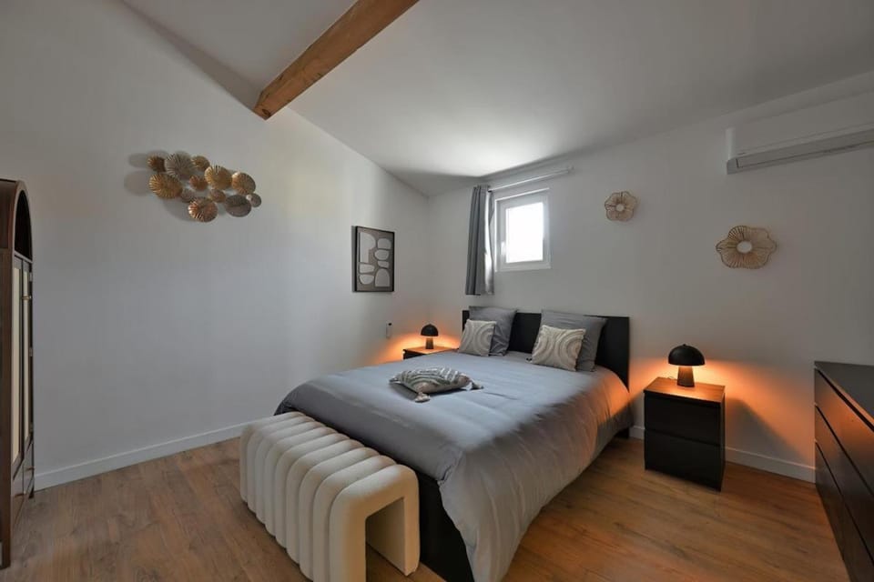 Bed, Photo of the whole room, Bedroom, air conditioner