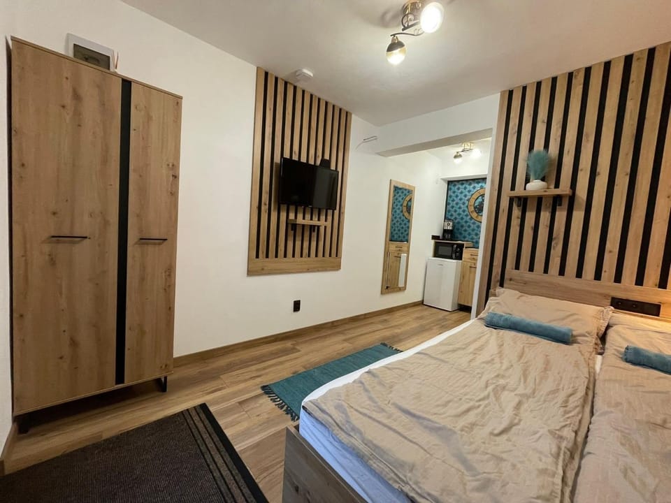 Bed, TV and multimedia, Coffee/tea facilities, Balcony/Terrace, Kitchen or kitchenette, Bedroom, Garden view, Inner courtyard view, microwave, toaster, wardrobe, Internal: Not applicable to any particular room