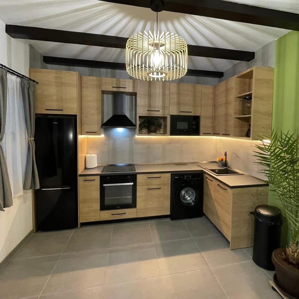 Coffee/tea facilities, Kitchen or kitchenette, Dining area, Communal kitchen, dishwasher, microwave, oven, stove, toaster, washing machine, kitchen