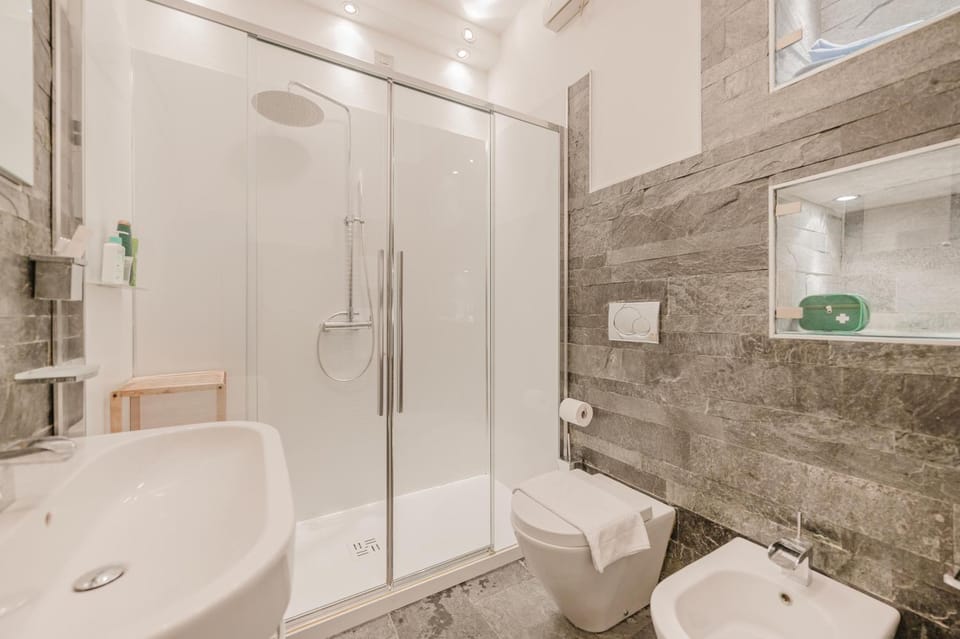 Shower, Bathroom, towels