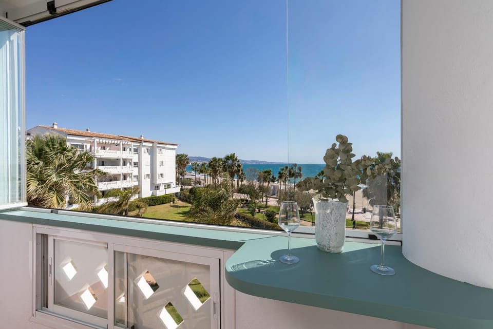 View (from property/room), Balcony/Terrace, Dining area, Sea view