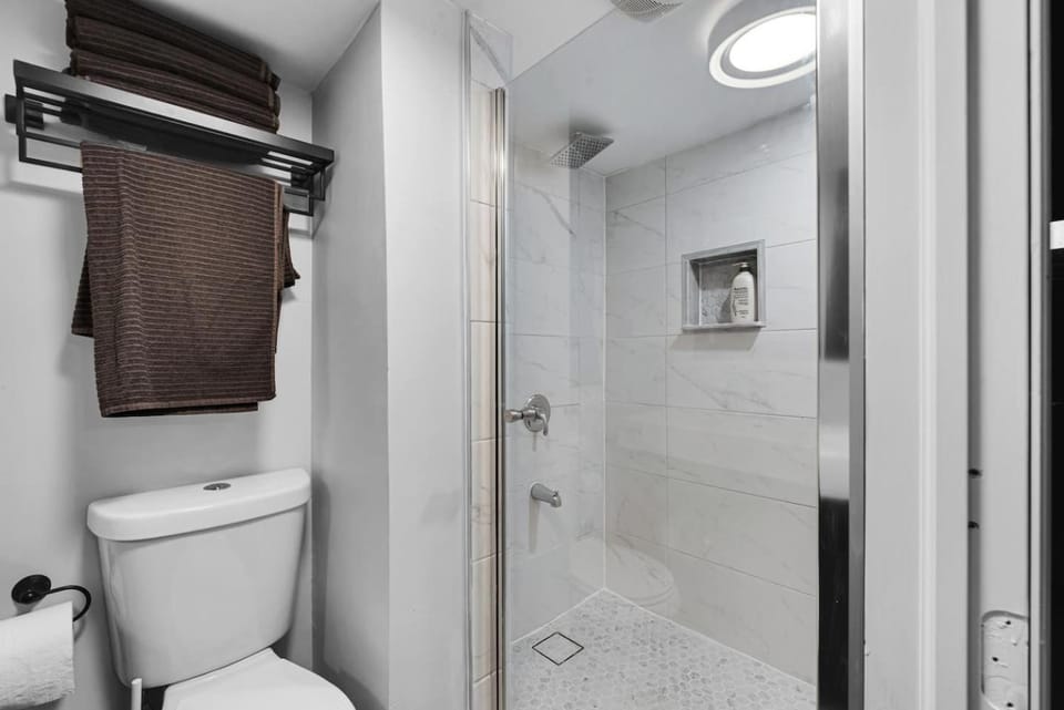 Cozy 2BR w/ Parking, mins from Highway & Chrysler - Holiday Home House in Windsor