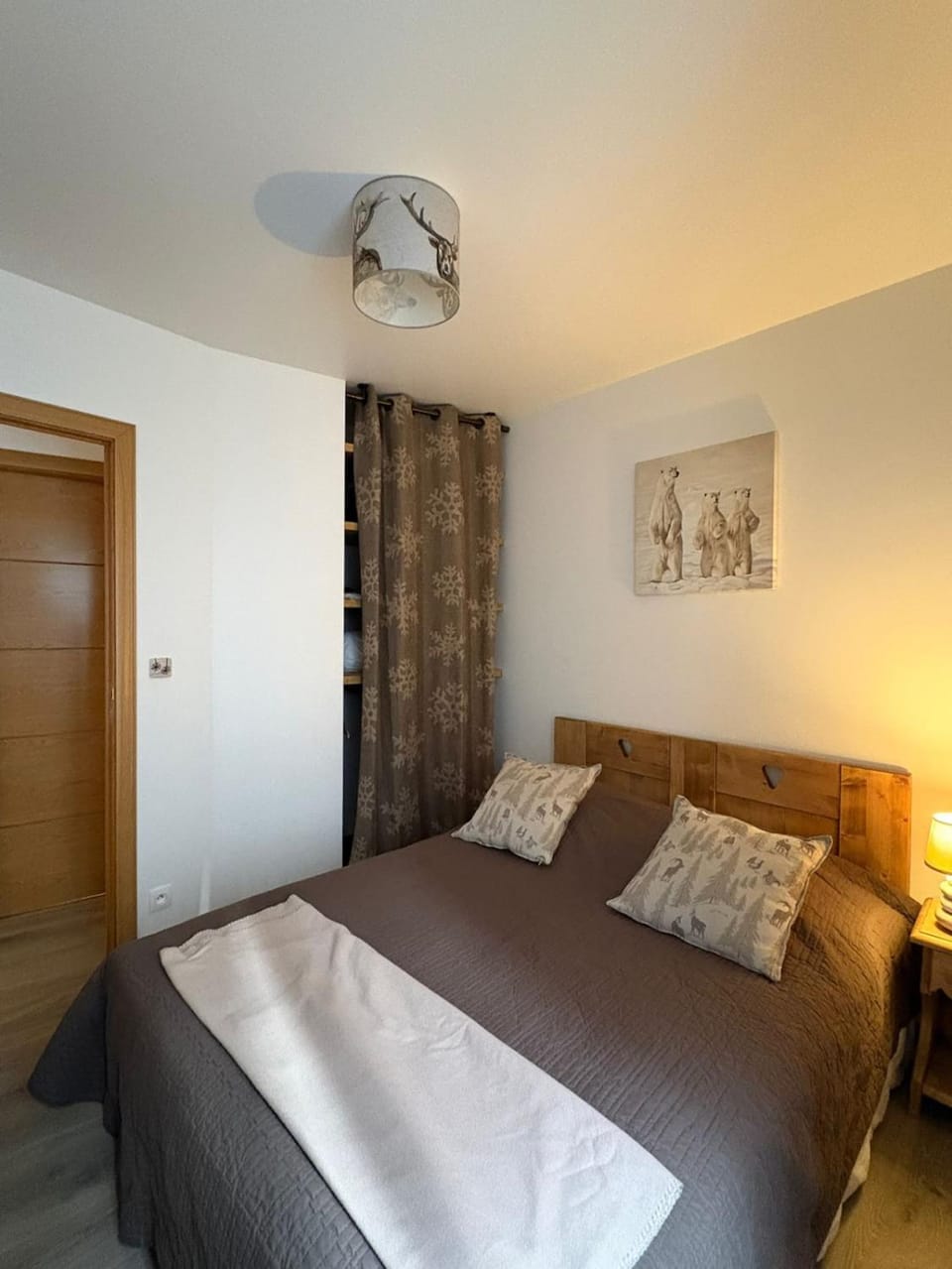 Photo of the whole room, Bedroom, storage