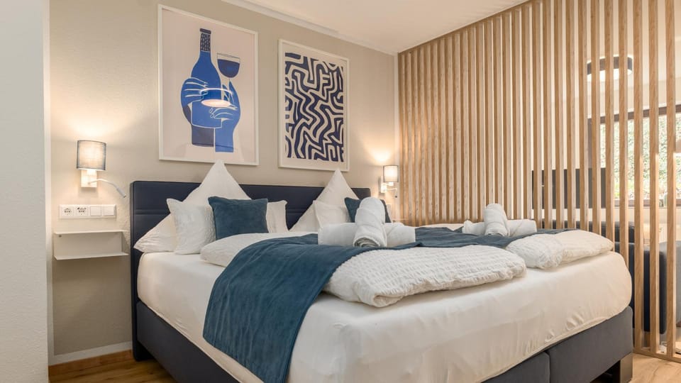 Bed, Bedroom, towels