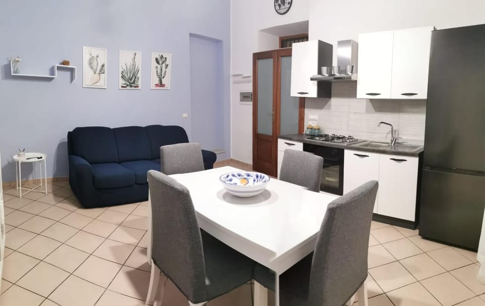 Kitchen or kitchenette, Living room, Seating area, Dining area, oven, stove