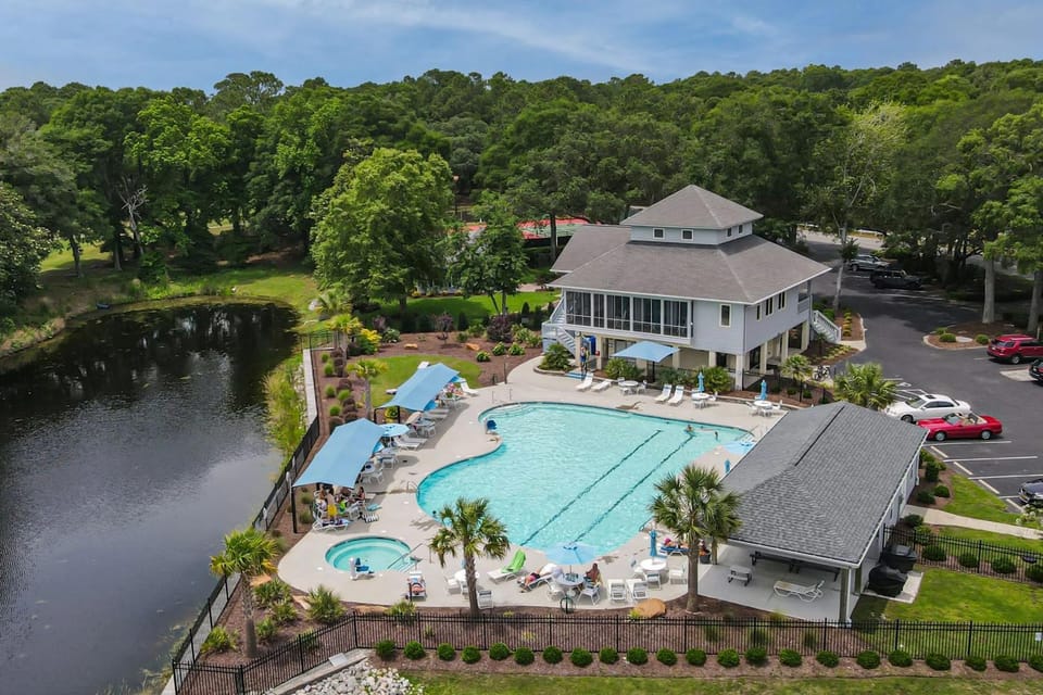 Property building, Bird's eye view, Spa and wellness centre/facilities, Lake view, Pool view, Swimming pool, Parking, sunbed