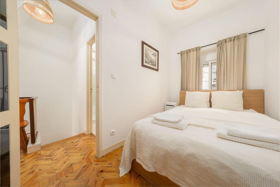 Cascais Escape Walk to Beach & Old Town House in Cascais