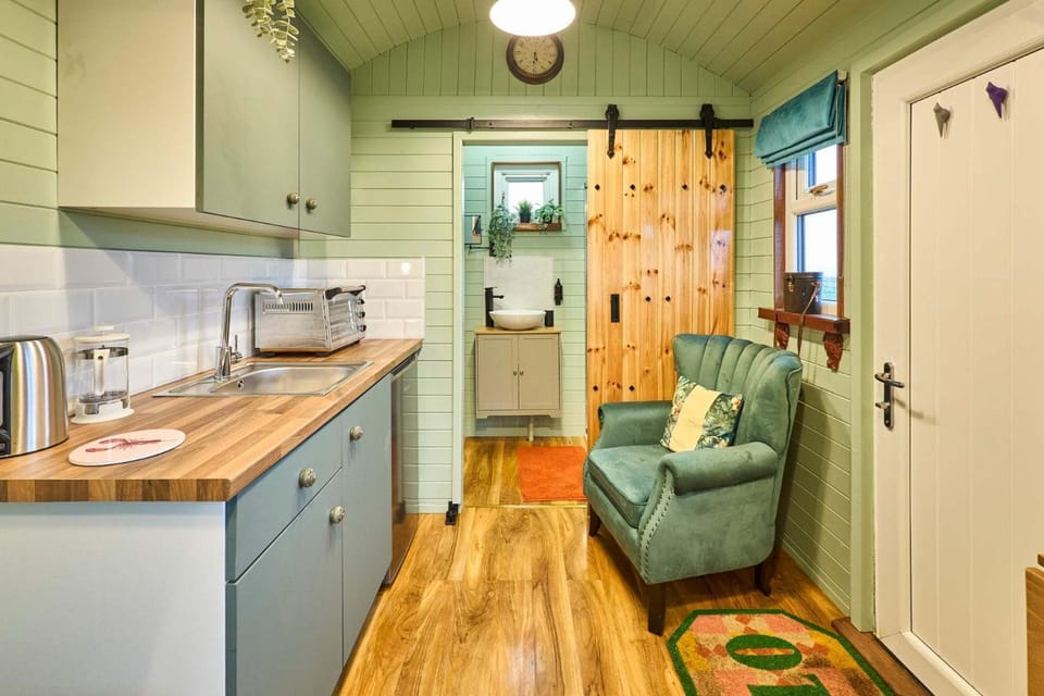 Bathroom, Kitchen or kitchenette, Seating area