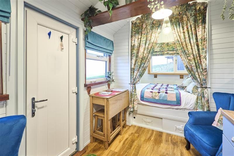 Bed, Seating area, Dining area